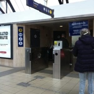 With a high volume of daily visitors cashless payments on Oslo Train station’s pay restroom has increased the transaction time to pay for entering a pay toilet.